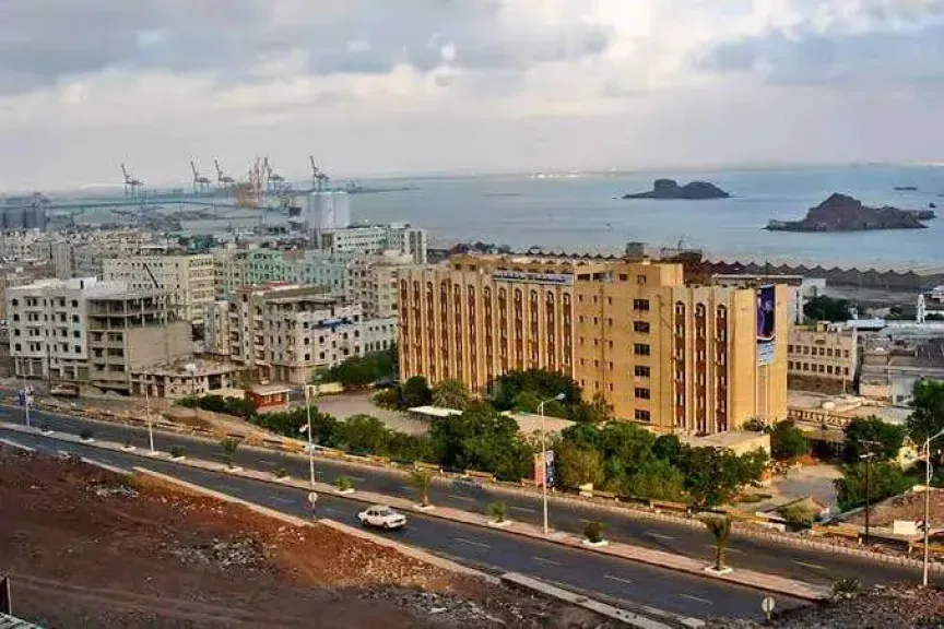 أنباء عن وصول مسؤولين حكوميين إلى عدن
